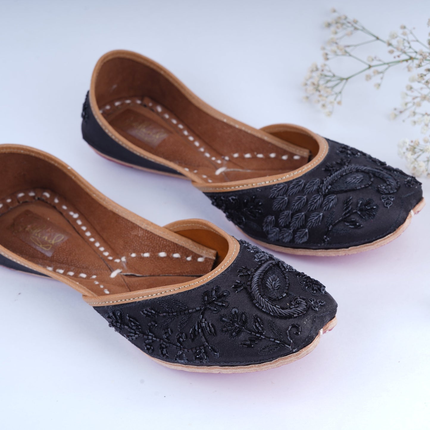Handcrafted black jutti with subtle shine – classic and stylish footwear