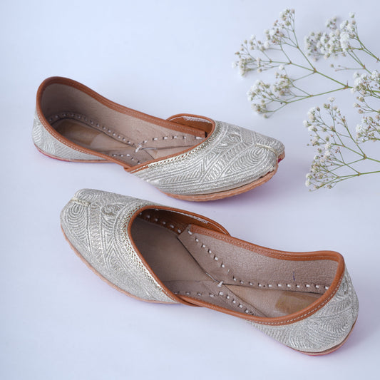 Golden jutti with zari embroidery – perfect for weddings and festive looks