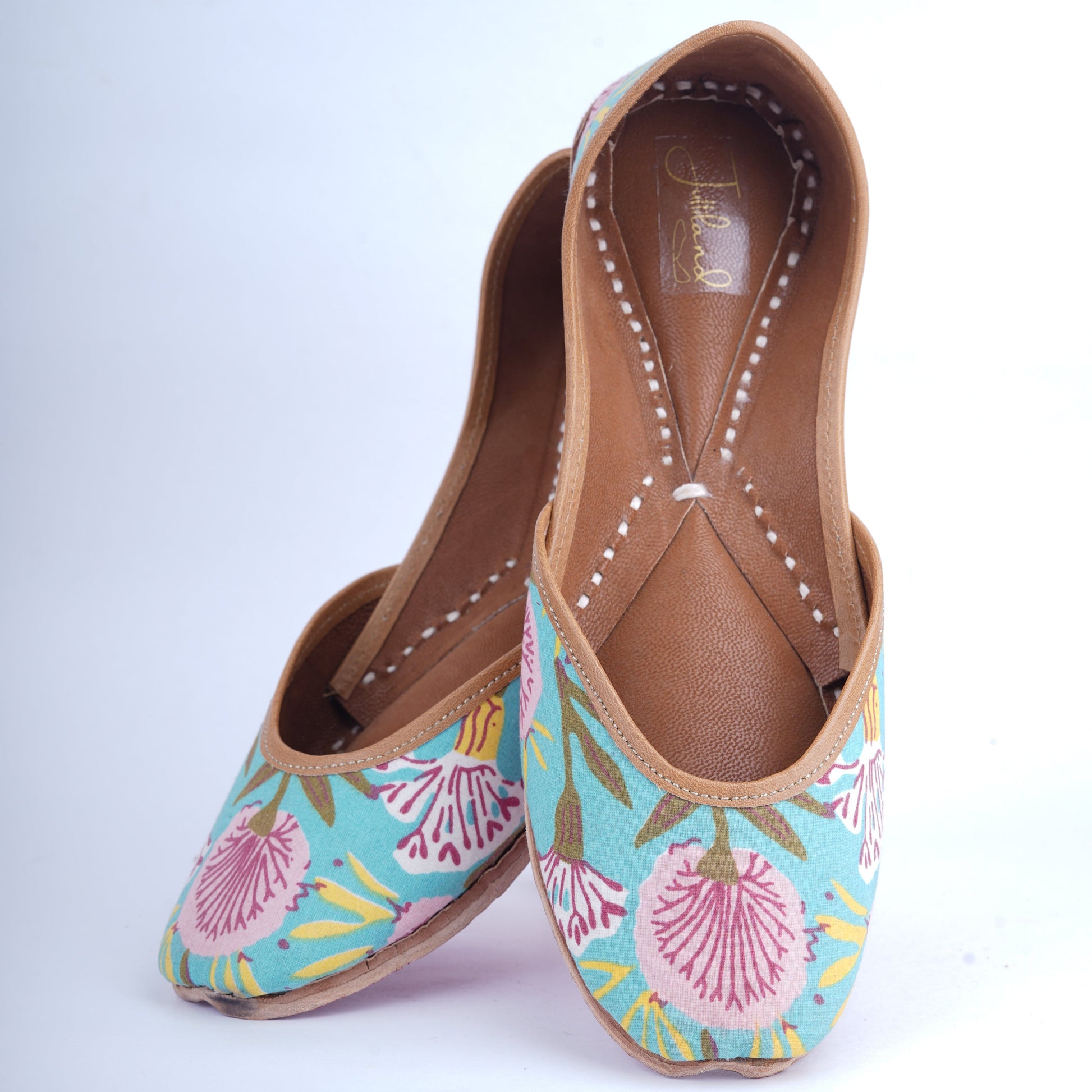 Colorful printed jutti for summer outfits – casual and vibrant design