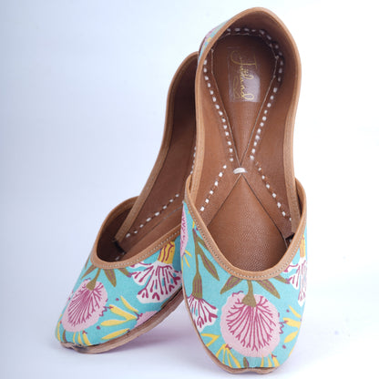 Colorful printed jutti for summer outfits – casual and vibrant design