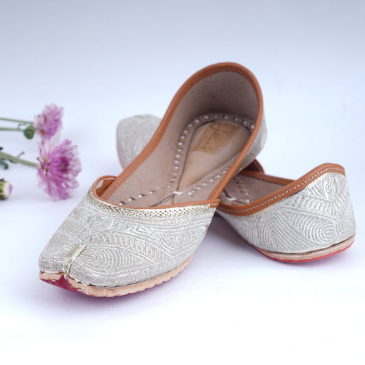 Golden zari work jutti for women – elegant handcrafted ethnic footwear